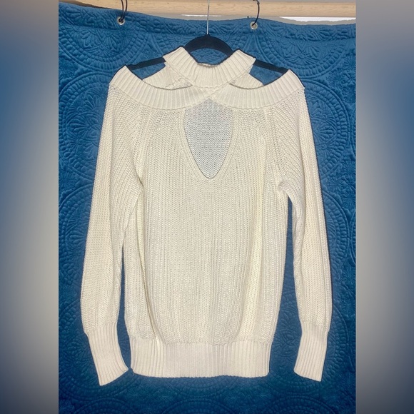 Cold shoulder sweater - Picture 2 of 3